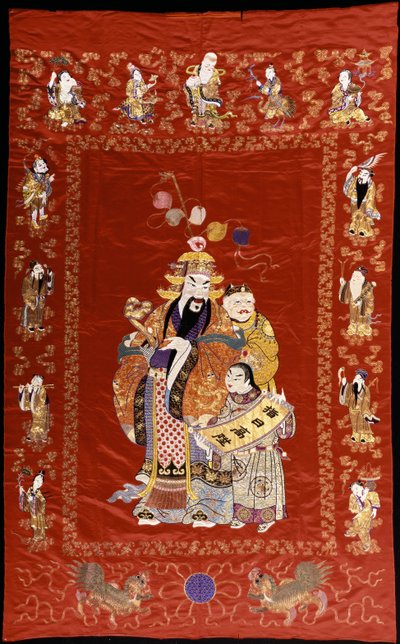 एक चीनी कशीदाकारी लाल साटन हैंग-ए और दो अटेंडेंट के साथ एक चित्र दिखाते हुए, आठ अमर के साथ सजाए गए बॉर्डर द्वारा चीनी स्कूल