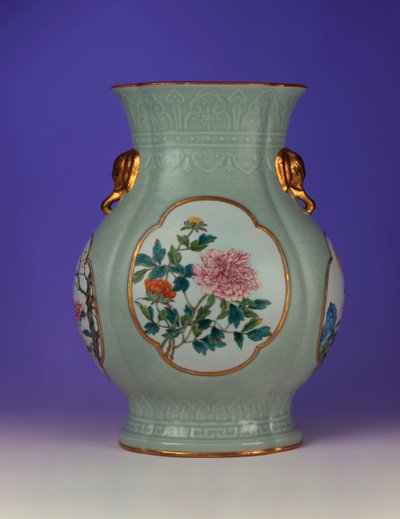 1735-1795 के "फूलों के चार मौसम" का चित्रण करने वाले चार एनामेल्स में से एक, एक बहुत ही सुंदर फैली सीलाडॉन-ग्राउंड फूलदान, जिसमें एक विशाल उल्लिखित तामचीनी है। द्वारा चीनी स्कूल