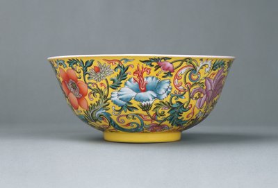 1821-1850 तक एक बढ़िया फैली हुई गुलाब की पीली जमीन का कटोरा द्वारा चीनी स्कूल