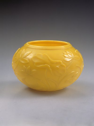 नक्काशीदार कटोरा, कियानलॉन्ग अवधि (1736-95) (रंगीन कांच) (272125 भी देखें) द्वारा Chinese School