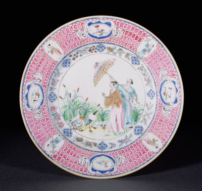 कॉर्नेलिस प्रैंक (1691-1759) कियानलॉन्ग अवधि (1736-95) c.1734 (चीनी मिट्टी के बरतन) द्वारा एक डिजाइन के बाद, डेमी एयू परासन को चित्रित करते हुए फैमिल रोज में चित्रित डिनर प्लेट द्वारा Chinese School