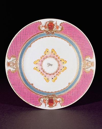 डाइनर प्लेट को ग्रिमाल्डी डि कास्त्रो, योंगझेंग अवधि (1723-35) c.1735 (चीनी मिट्टी के बरतन) की बाहों के साथ फेमिल रोज एनामेल्स में चित्रित किया गया है। द्वारा चीनी स्कूल