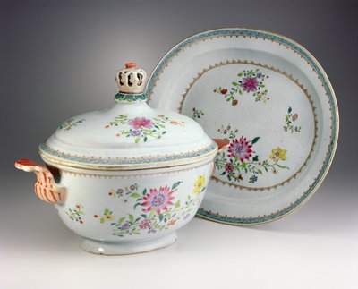 ट्यूरेन, कवर और स्टैंड, कियानलॉन्ग अवधि, 1736-95 (अकाल गुलाब चीनी मिट्टी के बरतन) द्वारा Chinese School