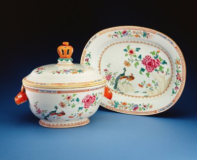 ट्यूरेन, कवर और डबल मयूर पैटर्न के साथ चित्रित स्टैंड, Qianlong अवधि (1736-95) (चीनी मिट्टी के बरतन) द्वारा Chinese School