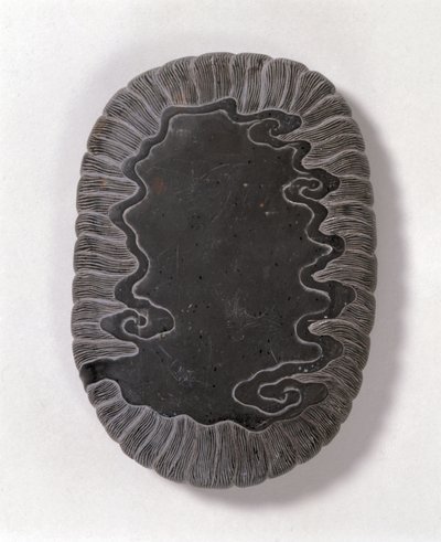 इंकस्टोन लहर पैटर्न के साथ नक्काशीदार, शायद मिंग राजवंश (ग्रे टुआन पत्थर) (अंडरसाइड) (देखें 142695) द्वारा Chinese School Chinese School