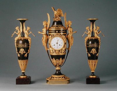 एक एम्पायर वेस क्लॉक एंड ए पेयर ऑफ़ पेंडेंट वासेस, c.1810 द्वारा क्लाउड (attr। To) गाले