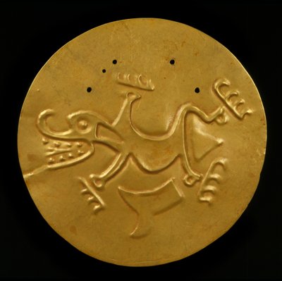 मगरमच्छ के साथ डिस्क पेक्टोरल, 300-1550 ईस्वी (अंकित और पीछा किया गया सोना) द्वारा Coclé Gran
