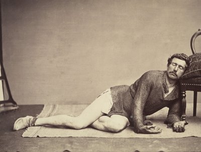 एक मरने वाले सैनिक के रूप में पोज देते हुए मैन इन चैनमेल ट्यूनिक, सीए। 1863. द्वारा लगातार Delessert