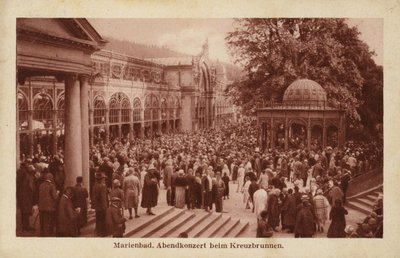पोस्टकार्ड Kreuzbrunnen में एक शाम के संगीत समारोह में भाग लेने वाले लोगों की भीड़ को दर्शाता है द्वारा चेक फोटोग्राफर