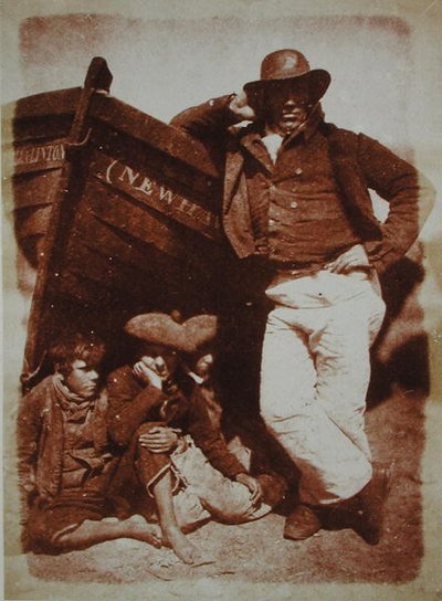 ए न्यूहेवन फिशरमैन एंड बॉयज़, c.1843-47 (कैलोटाइप नेगेटिव से सॉल्ट पेपर प्रिंट) द्वारा डेविड ऑक्टेवियस और एडमसन रॉबर्ट हिल