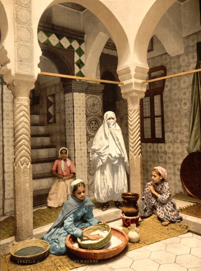 एक आंगन, अल्जीयर्स, अल्जीरिया में कूसकूस तैयार करती मूरिश महिलाएं, c.1899 (फोटोमैकेनिकल प्रिंट) द्वारा डेट्रोइट फोटोग्राफिक कंपनी
