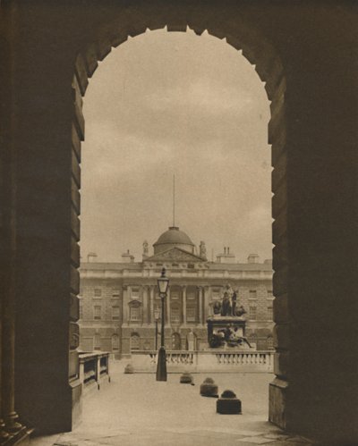 स्ट्रैंड से समरसेट हाउस का पासिंग व्यू, c1935। द्वारा डोनाल्ड मैकलेश