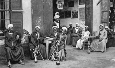 मिस्र के लक्सर के दक्षिण में एस्ना में अरब कैफे, c1922 द्वारा डोनाल्ड मैकलेश