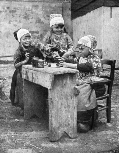 पारंपरिक पोशाक में बच्चे, मार्केन, हॉलैंड, 1936। द्वारा डोनाल्ड मैकलेश