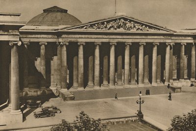 ओल्ड मोंटाग हाउस की साइट पर ब्रिटिश म्यूजियम का कर्नलडेड फ्रंट, c1935। द्वारा डोनाल्ड मैकलेश
