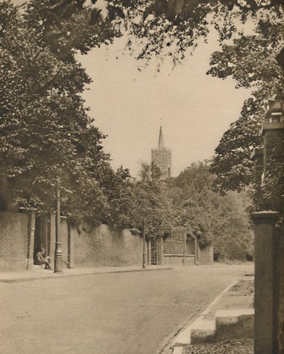 फ्रेंगल लेन के पत्तेदार दीवारों के बीच से हैम्पस्टेड चर्च, c1935। द्वारा डोनाल्ड मैकलेश