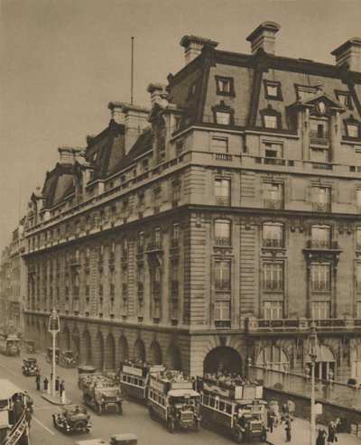 कई पीढ़ियों के होटल की साइट पर रिट्ज, c1935। द्वारा डोनाल्ड मैकलेश