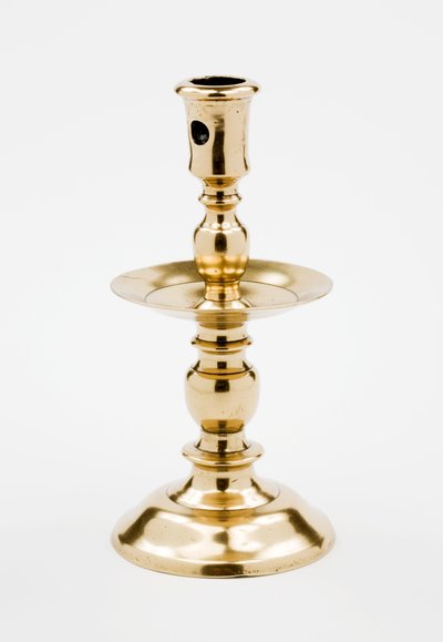 हेमस्कीर्क कैंडलस्टिक, संभवतः नीदरलैंड में बनाया गया, c.1590-1640 (पीतल) द्वारा Dutch School