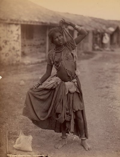 [एक जिप्सी डांसिंग-गर्ल, काठियावाड़], सीए। 1915. द्वारा ई. टॉरिन्स