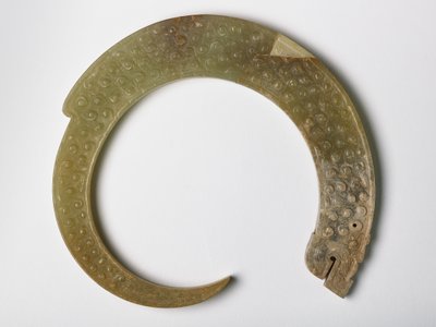 कर्लिंग ड्रैगन (जेड) के रूप में लटकन द्वारा Eastern Zhou Dynasty Chinese School
