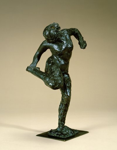 नर्तकी अपने पैर पकड़े, c.1900-10 (कांस्य) द्वारा Edgar Degas