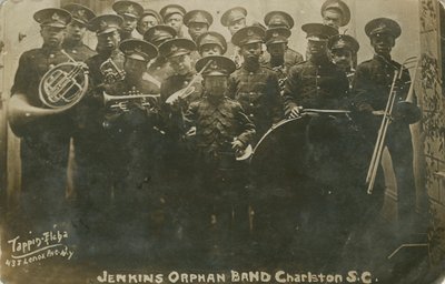 जेनकिंस अनाथालय बैंड, चार्ल्सटन, दक्षिण कैरोलिना, 1914 का फोटोग्राफ पोस्टकार्ड। द्वारा एडवर्ड एल्चा
