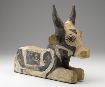 रिक्लाइनिंग बुल, 305-30 बीसी (गेसो और पेंट के साथ लकड़ी) द्वारा Egyptian