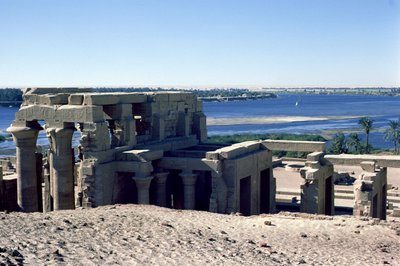 नाइल नदी पर रोमन और टॉलेमिक डबल मंदिर सोबेक और हारोरिस का दृश्य द्वारा Egyptian