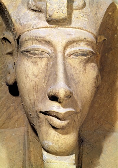 अमून, कर्णक के मंदिर से एमेनोफिस IV (अखेनटेन) (c.1364-1347 ईसा पूर्व) की बस्ट, c.1353-1337 ईसा पूर्व (सैंडस्टोन) (विस्तार) द्वारा Egyptian 18th Dynasty