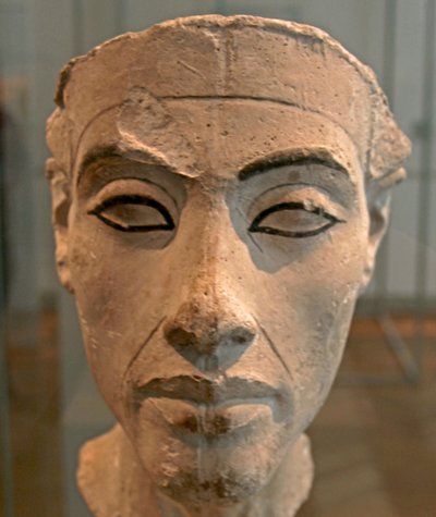 नेफ़र्टिटी की बस्ट (c1370- c1330 ईसा पूर्व) ग्रेट रॉयल वाइफ (मुख्य पत्नी) मिस्र के फिरौन अखेनातेन को। नेफ़र्टिटी और उनके पति एक धार्मिक क्रांति के लिए जाने जाते थे। वे केवल एक देवता, एटेन, सूर्य चक्र की पूजा करने लगे। द्वारा मिस्र का 18वां राजवंश Dy