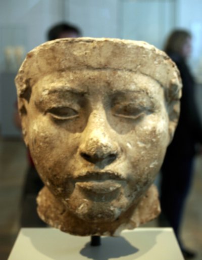 नेफ़र्टिटी की बस्ट (c1370- c1330 ईसा पूर्व) ग्रेट रॉयल वाइफ (मुख्य पत्नी) मिस्र के फिरौन अखेनातेन को। नेफ़र्टिटी और उनके पति एक धार्मिक क्रांति के लिए जाने जाते थे। वे केवल एक देवता, एटेन, सूर्य चक्र की पूजा करने लगे। द्वारा मिस्र का 18वां राजवंश Dy
