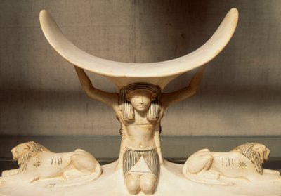 शू द्वारा समर्थित नक्काशीदार हाथीदांत हेडरेस्ट, हवा का अवतार, तूतनखामुन के मकबरे से, मिस्र की सभ्यता, XVIII राजवंश द्वारा मिस्र का 18वां राजवंश Dy