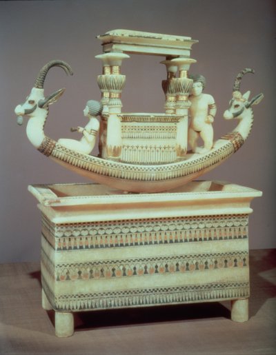टुटनखमुन (c.1370-52 ई.पू.) न्यू किंगडम (एलाबस्टर) की कब्र से सीरियाई आइबेक्स के दो सिर और राजकुमारी म्यूटेडजेट माने जाने वाली दो आकृतियों वाली एक नाव के साथ छाती द्वारा Egyptian 18th Dynasty