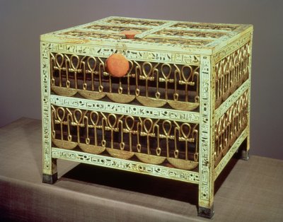 तूतनखामुन के मकबरे के खजाने से (C.1370-52 ईसा पूर्व) न्यू किंगडम (लागू सोने और चांदी के साथ लकड़ी और हाथी दांत) द्वारा मिस्र का 18वां राजवंश Dy