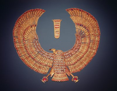 तूतनखामुन की कब्र से गिद्ध देवी नेखबेट के रूप में कॉलर (c.1370-1352 ईसा पूर्व) न्यू किंगडम (अर्द्ध कीमती पत्थरों के साथ सोना जड़ा हुआ) (देखें 153789) द्वारा Egyptian 18th Dynasty