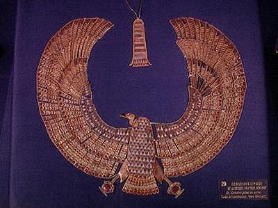 तूतनखामुन की कब्र से गिद्ध देवी नेखबेट के रूप में कॉलर (c.1370-52 ईसा पूर्व) न्यू किंगडम (अर्द्ध कीमती पत्थरों के साथ सोना जड़ा) द्वारा Egyptian 18th Dynasty