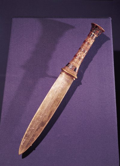तूतनखामुन के मकबरे से खंजर (c.1370-1352 ई.पू.) न्यू किंगडम (अर्द्ध कीमती पत्थरों और कांच के सोने और लौंग का काम) द्वारा Egyptian 18th Dynasty