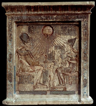 मिस्र की रानी नेफ़र्टिटी (1353-1336 ईसा पूर्व), फिरौन अमेनोफिस IV (अखेनाटन या अमेनहोटेप) (1352-1338 ईसा पूर्व) और उनके बच्चों के साथ। कम राहत। १८वां राजवंश, नया साम्राज्य। काहिरा, मिस्र का संग्रहालय द्वारा मिस्र का 18वां राजवंश Dy