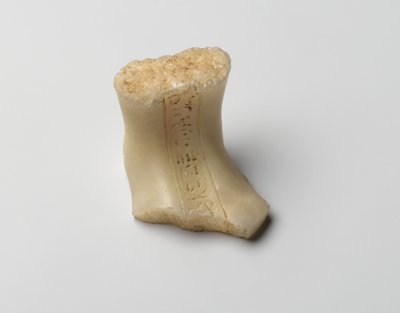 नेफ़र्टिटी, न्यू किंगडम (एलाबस्टर) की एक छाया का पैर द्वारा Egyptian 18th Dynasty