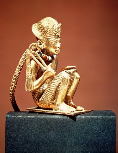 टुटनखमुन, न्यू किंगडम (सोना) की कब्र से अमेनोफिस III (1403-1365 ईसा पूर्व) का प्रतिनिधित्व करने वाला लटकन (391019 भी देखें) द्वारा Egyptian 18th Dynasty