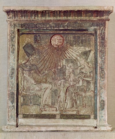 स्टेला ने एमेनोफिस IV (अखेनटेन) (c.1352-1336 ईसा पूर्व) को अपनी पत्नी, नेफर्टिटी और अपनी तीन बेटियों को जीवन-समृद्धि प्रदान करने वाले एटन को बताएं कि एल-अमर्ना, न्यू किंगडम, c.1353-1337 ईसा पूर्व (लिम) द्वारा Egyptian 18th Dynasty