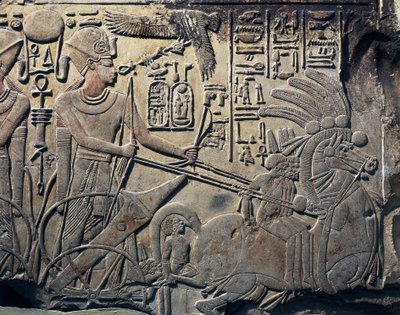 अमेनहोटेप III का स्टेल फिरौन को रथ चलाते हुए दिखा रहा है। 1391 -1353 ई.पू. पत्थर की मूर्ति। काहिरा, मिस्र का संग्रहालय, काहिरा। किना, दयार अल-बहरी से। थेब्स। द्वारा मिस्र का 18वां राजवंश Dy