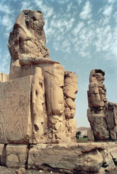 मेमों की कोलॉसी, एमेनहोट III की मूर्तियाँ, c.1375-1358 ई.पू. द्वारा Egyptian 18th Dynasty