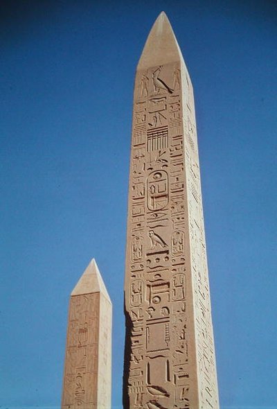 अमुन, न्यू किंगडम के महान मंदिर में टूथोसिस I (1504-1492 ईसा पूर्व) के ओबिलिसक्स और हत्शेपसुत (1473-1458 ईसा पूर्व) द्वारा Egyptian 18th Dynasty