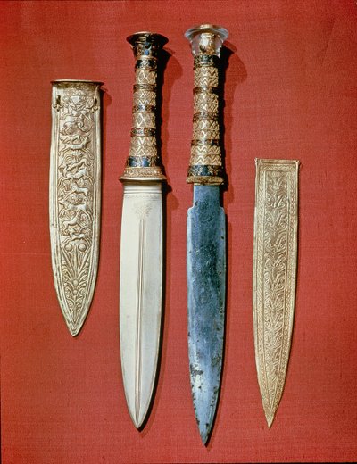 तूतनखामुन की कब्र से राजा दो खंजर (c.1370-52 ईसा पूर्व) न्यू किंगडम (गोल्ड एंड आयरन) द्वारा Egyptian 18th Dynasty