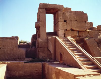 न्यूटन के महान मंदिर अमुथ के टूथोसिस III (c.1490-1439 ईसा पूर्व) के फेस्टिवल हॉल का नेतृत्व करने वाली सीढ़ी द्वारा Egyptian 18th Dynasty