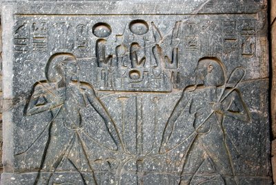 मिस्र का पुरातन: फिरौन रामसेस II (1292-1186 ईसा पूर्व ऊपरी और निचले मिस्र के मिलन का प्रतिनिधित्व करने वाली मूर्ति के आधार का विवरण। लक्सर का मंदिर। ईस्ट बैंक (थेब्स), मिस्र द्वारा मिस्र का 19 वां राजवंश