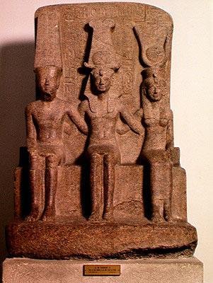 रामेसेस II (1304-1237 ईसा पूर्व) करुण, न्यू किंगडम से अमुन और मट के बीच बैठा, c.1279-13 ई.पू. द्वारा Egyptian 19th Dynasty
