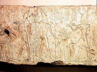 रामेसेस II (1279-1213 ईसा पूर्व) को ओसिरिस के परिवार के लिए अनुष्ठान प्रसाद बनाते हुए राहत, दाहिने हाथ की ओर का विवरण रामेसेस के साथ होरस को शराब के दो फ्लास्क की पेशकश करते हुए, एबिडोस, न्यू किंगडम (चूना पत्थर) से द्वारा मिस्र का 19 वां राजवंश