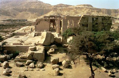 फर्स्ट कोर्ट, न्यू किंगडम में रामेसेस II (1279-1213 ईसा पूर्व) के गिरे हुए कॉलोसस को दिखाने वाले पहले तोरण के ऊपर से देखें द्वारा Egyptian 19th Dynasty